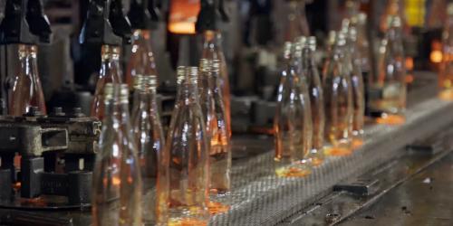 Glasflaschen in der Produktion
