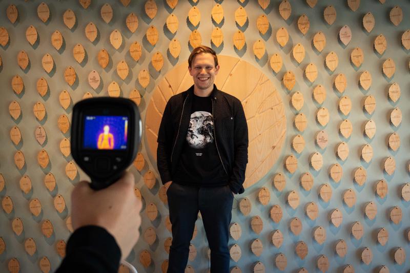 Ben Förtsch vor der „Wall of Change“ im Hotel Luise