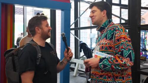 Michi spielt Miteinander am Stand der 17 Ziele