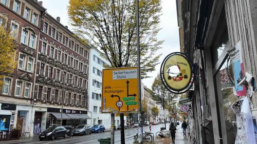 Stadtbild: Ramponierte „Bier“-Werbung vor veganem Restaurant