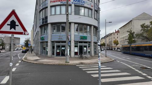 Stadtbild: Leerer Pfosten, hier stand mal das Waffenverbot